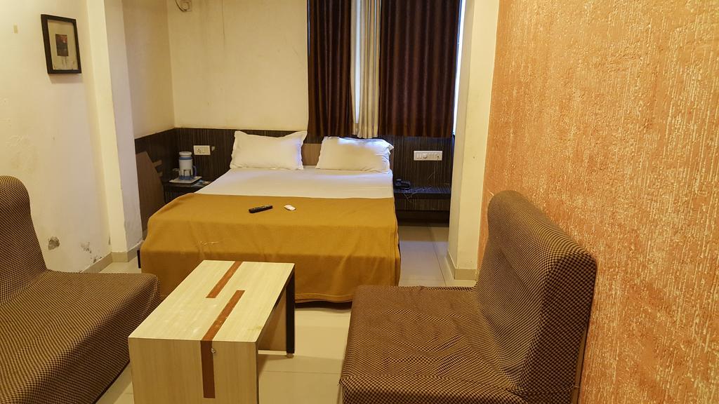 Hotel Relish Vadodara Buitenkant foto