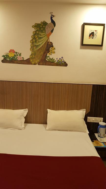 Hotel Relish Vadodara Buitenkant foto